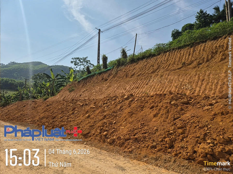 Đất đá thải từ quá trình mở rộng nền và lề đường từ taluy dương được đơn vị thi công đổ trực tiếp ra đất nông nghiệp, ruộng ngô ảnh hưởng đến hoa màu của người dân.