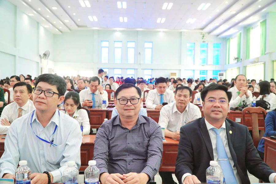 Các đại biểu tham dự.