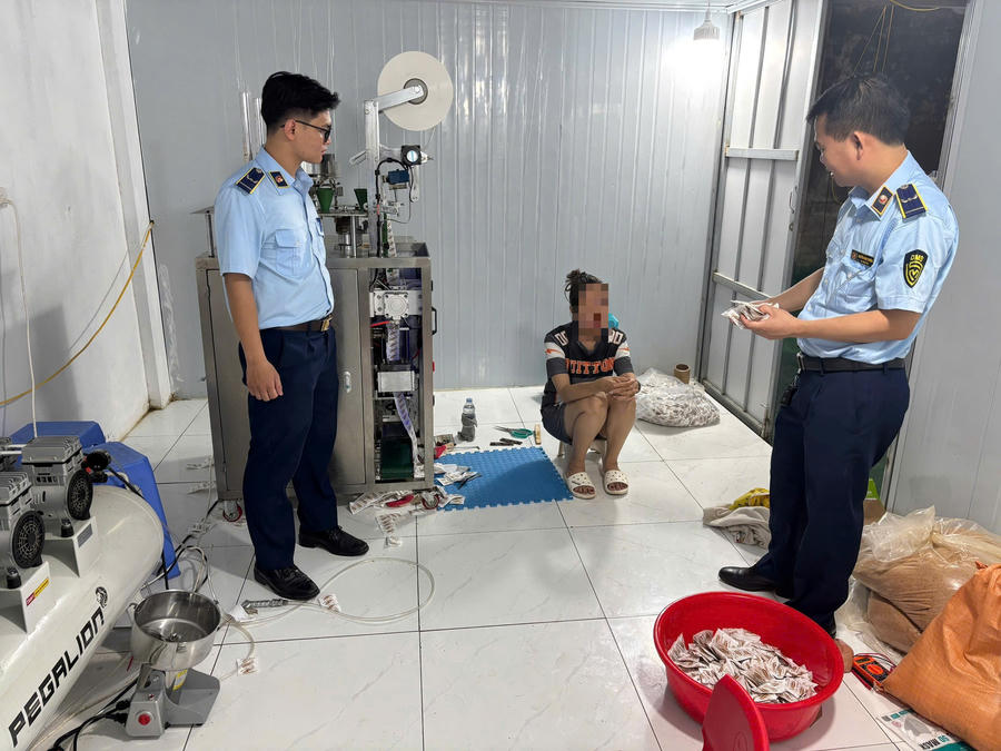 Lực lượng chức năng phát hiện nhiều sản phẩm và thiết bị để thực hiện hành vi sản xuất hàng giả tại cơ sở.