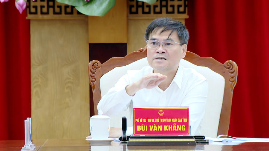 Ông Bùi Văn Khắng, Chủ tịch UBND tỉnh Quảng Ninh, phát biểu chỉ đạo tại cuộc họp Tổ công tác.