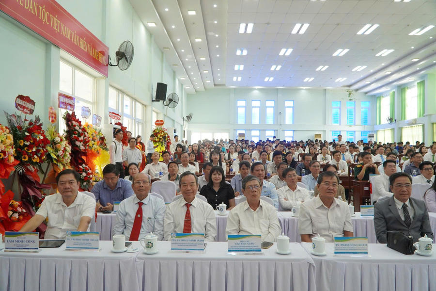 Các đại biểu tham dự.