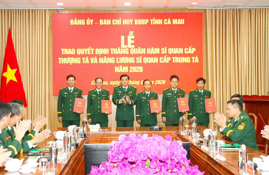 Đại tá Hà Văn Thanh - Tỉnh ủy viên, Chỉ huy trưởng Ban Chỉ huy BĐBP tỉnh Cà Mau trao quyết định nâng lương cho các sĩ quan cấp Trung tá.