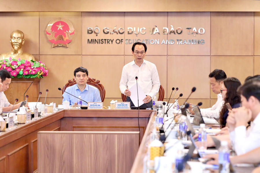 Bộ trưởng Bộ GD&ĐT Hoàng Minh Sơn trao đổi tại buổi làm việc. (Ảnh: MOET)