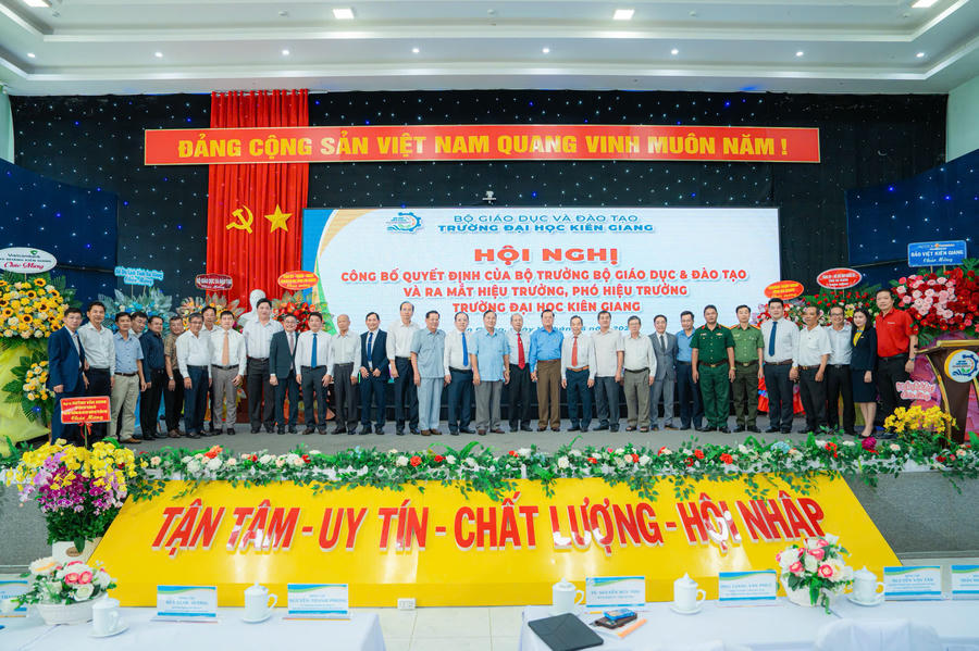 Các đại biểu chụp ảnh lưu niệm và chúc mừng tân Hiệu trưởng, Hiệu phó trường Đại học Kiên Giang.