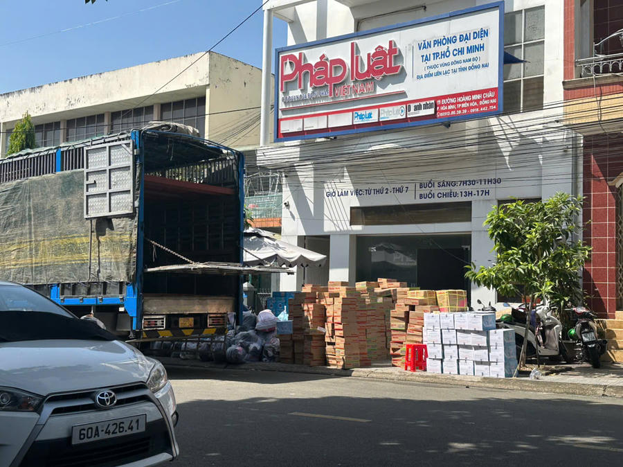 Nhu yếu phẩm, quà Tết tập kết tại Văn phòng đại diện Báo PLVN tại TP Hồ Chí Minh chờ được trao chuyển, chia sẻ đến tận tay bà con nhân dân.