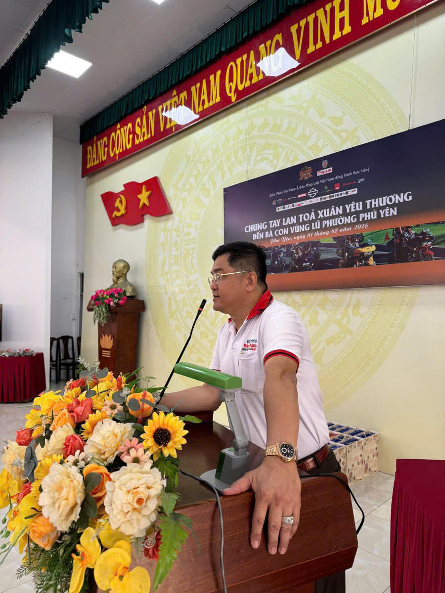 Nhà báo Huỳnh Ngọc Hiếu phát biểu tại buổi trao quà dịp Xuân Bính Ngọ 2026 cho bà con chịu thiệt hại do lũ lụt tại phường Phú Yên (tỉnh Đắk Lắk).