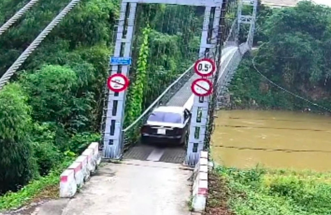 CSGT xử lý trường hợp tài xế cố tình vượt cầu treo dân sinh bất chấp biển cấm khi nhận được clip hình ảnh từ phản ánh của người dân. (Ảnh: CSGT Phú Thọ).
