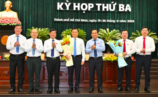 Chủ tịch UBND TPHCM Nguyễn Văn Được cùng Chủ tịch HĐND TPHCM Võ Văn Minh cùng các đại biểu tặng hoa cảm ơn đồng chí Bùi Xuân Cường và đồng chí Nguyễn Văn Đồng. Ảnh SGGP Chủ tịch UBND TPHCM Nguyễn Văn Được cùng Chủ tịch HĐND TPHCM Võ Văn Minh cùng các đại biểu tặng hoa cảm ơn đồng chí Bùi Xuân Cường và đồng chí Nguyễn Văn Đồng. Ảnh SGGP