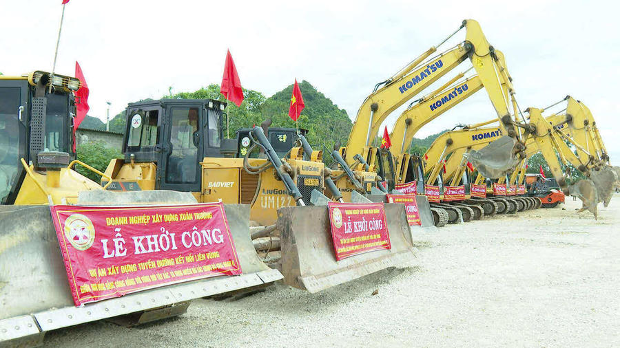 Các nhà thầu tập trung máy móc, phương tiện để sẵn sàng triển khai thi công ngay sau lễ khởi công. Ảnh: Diệu Anh