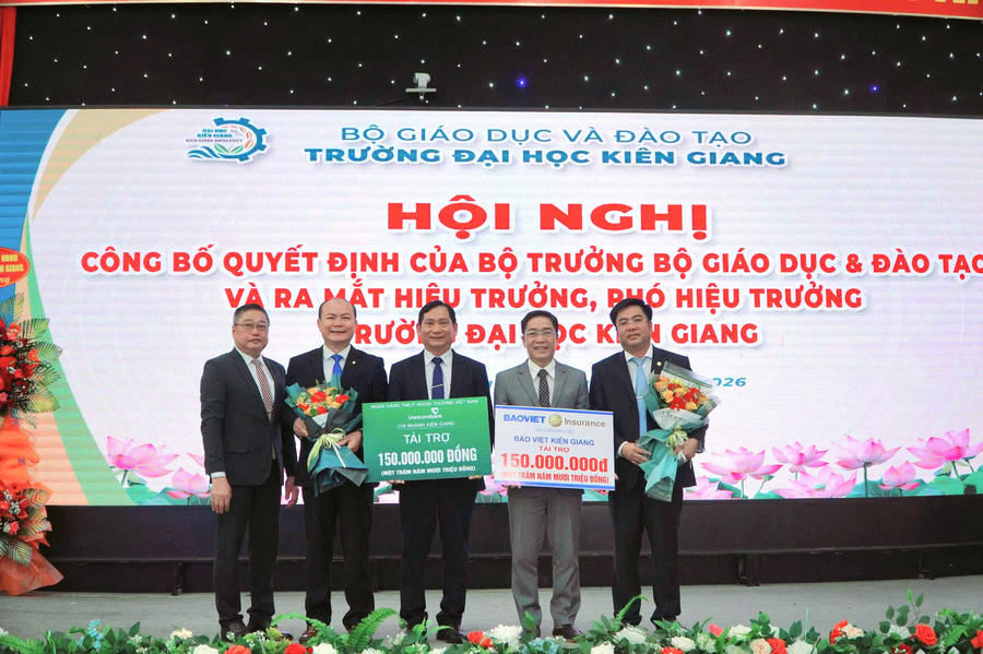 Đại diện Vietcombank CN An Giang và đại diện Công ty Bảo Việt thực hiện nghi thức trao bảng tượng trưng tài trợ cho Trường Đại học Kiên Giang.