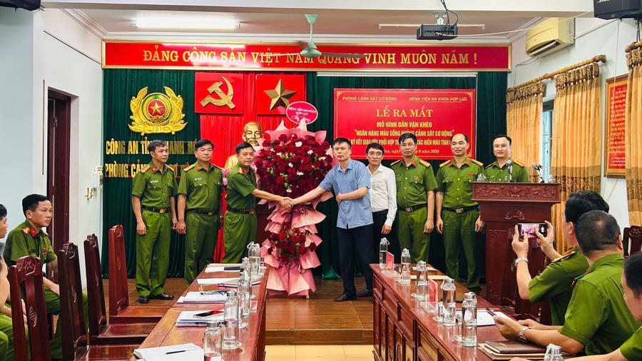 Lãnh đạo Phòng Cảnh sát cơ động và đại diện cơ sở y tế trên địa bàn tỉnh tại lễ ra mắt mô hình.