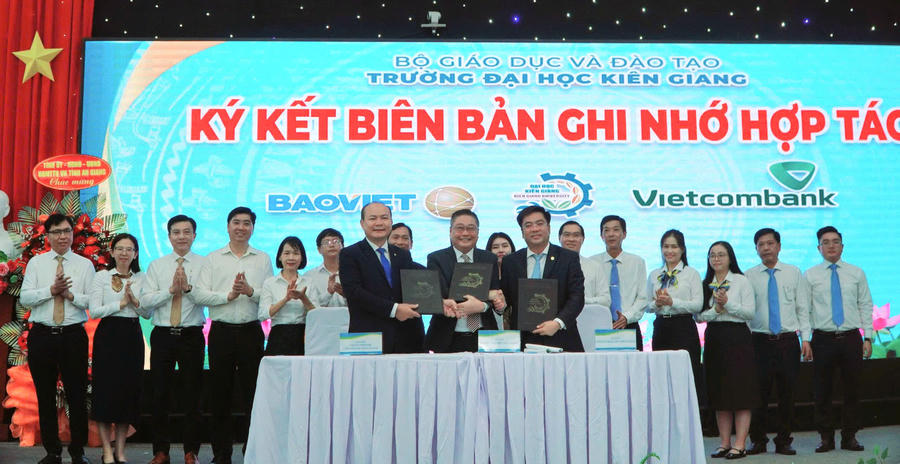 Trường Đại học Kiên Giang ký biên bản ghi nhớ hợp tác với các đối tác.