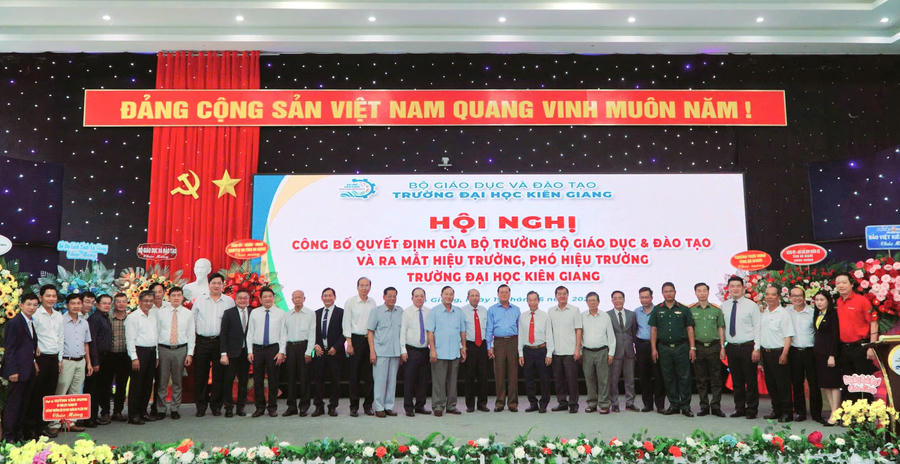 Các đại biểu chụp ảnh lưu niệm tại buổi lễ.