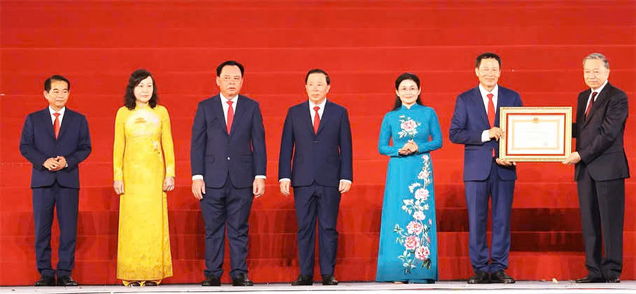 Tổng Bí thư, Chủ tịch nước Tô Lâm trao Nghị quyết thành lập thành phố Đồng Nai cho Bí thư Thành ủy Đồng Nai Vũ Hồng Văn.