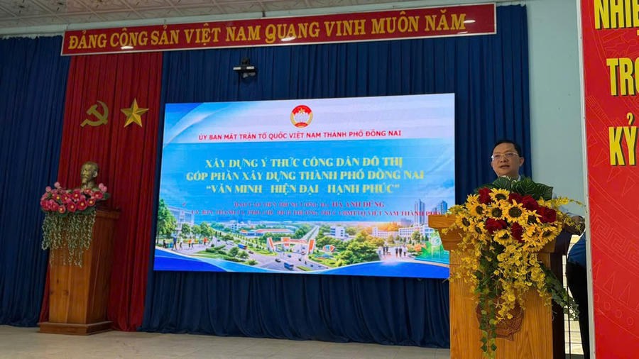 Ông Hà Anh Dũng - Ủy viên Ban Thường vụ Thành ủy, Phó Chủ tịch Thường trực Ủy ban MTTQ Việt Nam thành phố Đồng Nai truyền đạt chuyên đề.