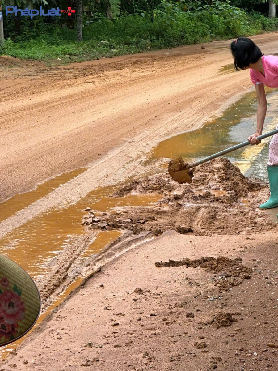 Tuyến đường Lê Đại Hành cho thấy nhiều đoạn đường bị phủ kín bởi lớp bùn đất nhầy nhụa, nước đọng kéo dài, người dân phải dùng xẻng để thu dọn lớp bùn nhão dài kín mặt đường.