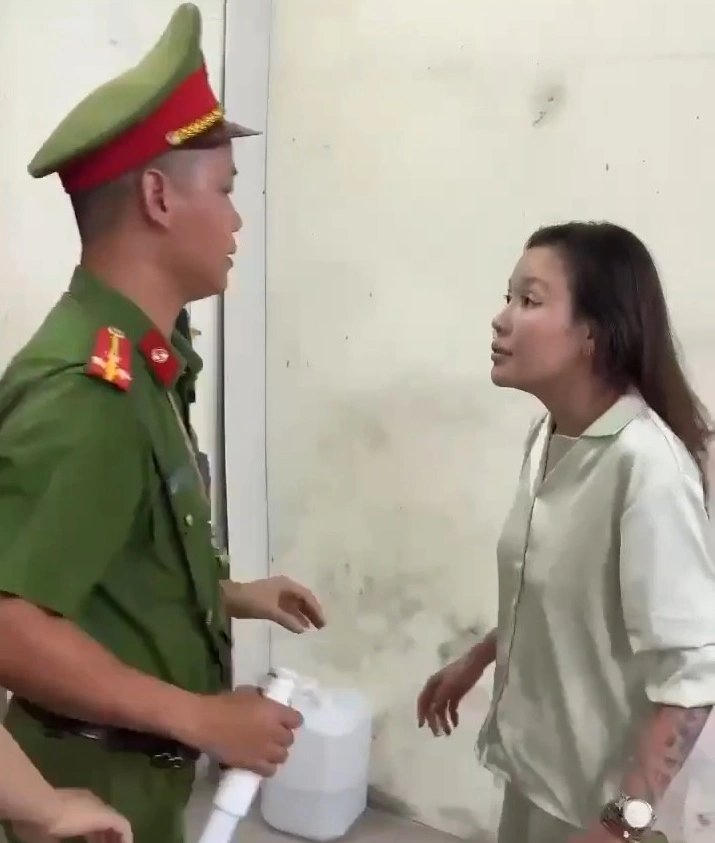 Người phụ nữ có hành vi đá, tát lực lượng công an (Ảnh: Chụp màn hình).