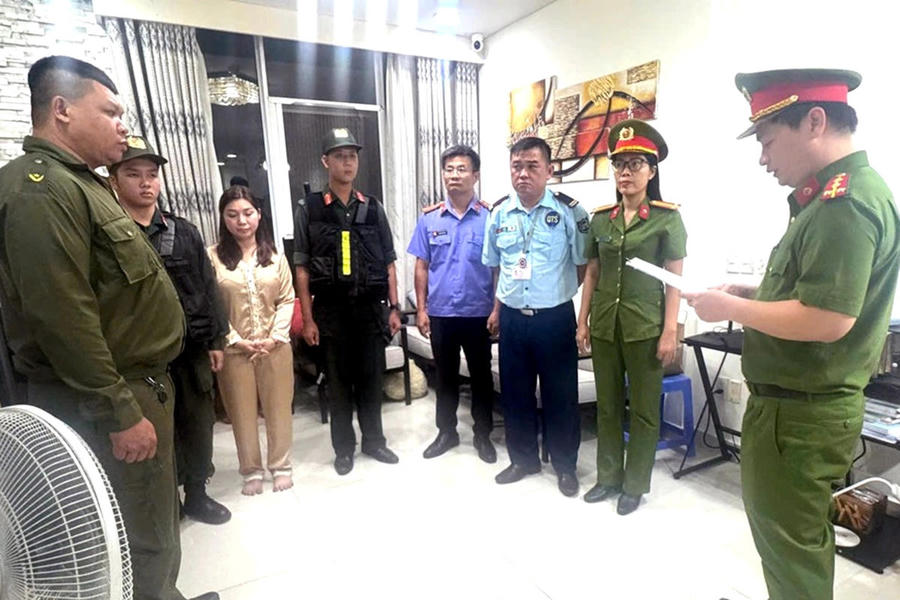 Cơ quan Cảnh sát điều tra Công an thành phố Đồng Nai thi hành lệnh khám xét khẩn cấp đối với bị can Trần Thị Thu Hà liên quan đường dây mua bán hóa đơn trái phép. Ảnh C.A