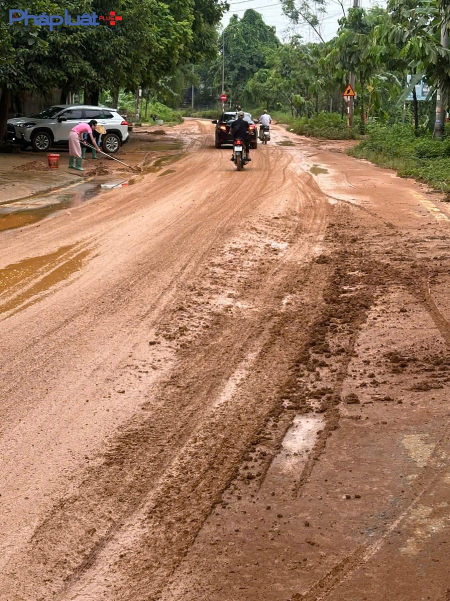 Tuyến đường Lê Đại Hành cho thấy nhiều đoạn đường bị phủ kín bởi lớp bùn đất nhầy nhụa, nước đọng kéo dài, người dân phải dùng xẻng để thu dọn lớp bùn nhão dài kín mặt đường.