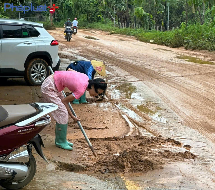 Người dân tổ 10 bức xúc phải mang xẻng ra thu dọn lớp bùn nhão do quá trình vận chuyển đất từ dự án chống sạt lở đồi Vi Ba của Công ty TNHH MTV Mạnh Dũng 568 thi công. Người dân tổ 10 bức xúc phải mang xẻng ra thu dọn lớp bùn nhão do quá trình vận chuyển đất từ dự án chống sạt lở đồi Vi Ba của Công ty TNHH MTV Mạnh Dũng 568 thi công.