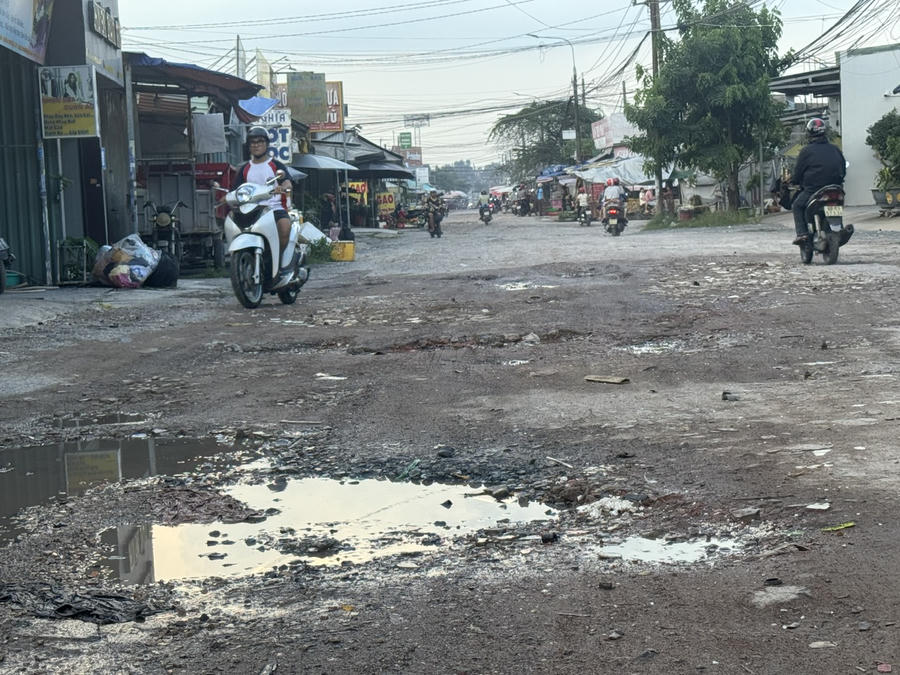 Đường Nguyễn Thái Học bị hư hỏng và xuống cấp nghiêm trọng.