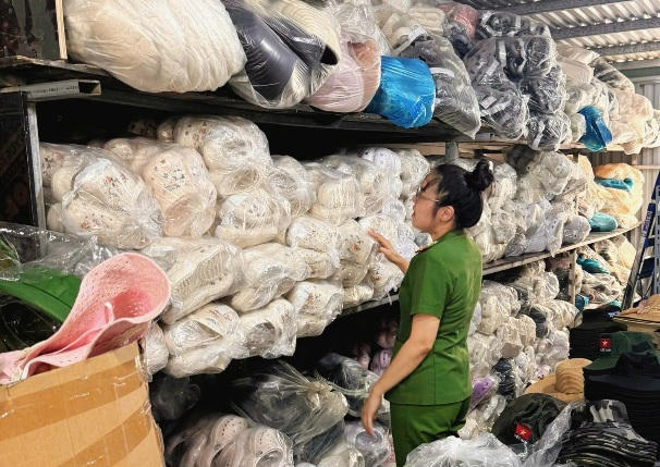 Đà Nẵng tạm giữ 700 đôi sandal nghi giả mạo nhãn hiệu Crocs. Ảnh: CACC