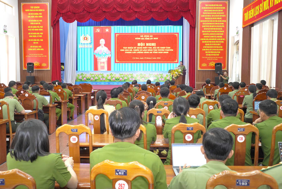Quang cảnh Hội nghị tập huấn kỹ năng viết tin, bài và chụp ảnh cho cán bộ, chiến sĩ làm công tác tuyên truyền trong lực lượng Công an tỉnh Cà Mau.