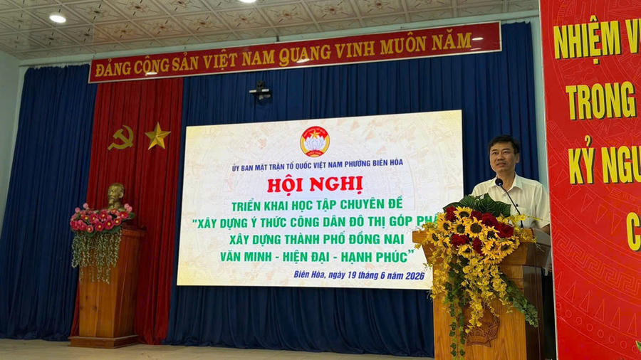 Ông Viên Hồng Tiến - Thành ủy viên, Bí thư Đảng ủy, Chủ tịch HĐND phường Biên Hòa phát biểu.