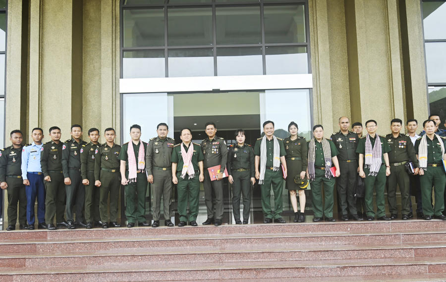 Hai bên chụp ảnh lưu niệm.