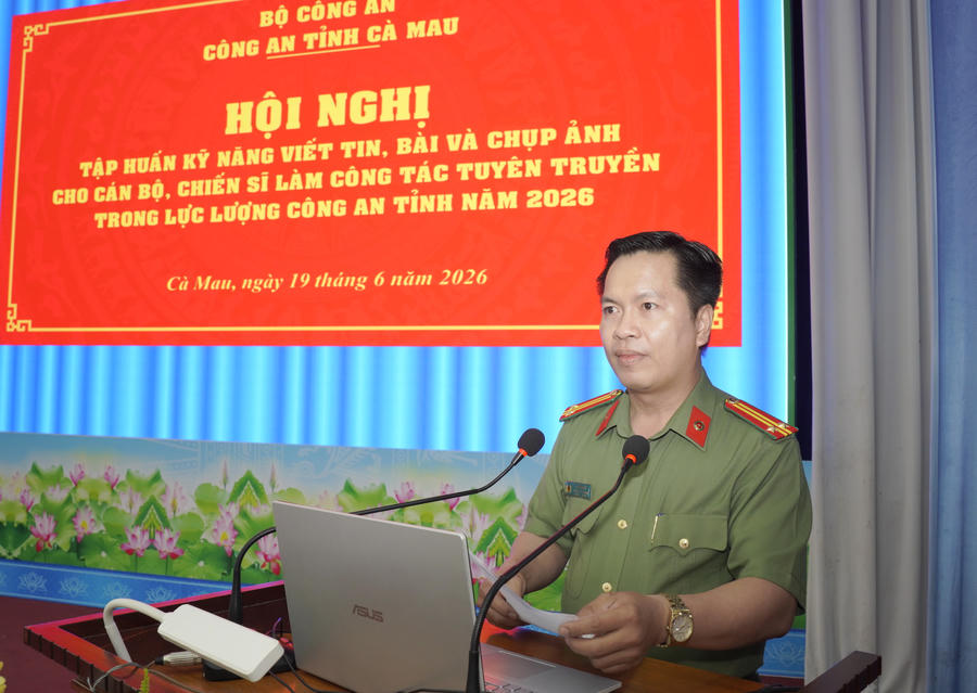 Trung tá Lê Văn Nhựt - Phó Trưởng Phòng Công tác chính trị Công an tỉnh Cà Mau, trao đổi kỹ năng viết tin, bài phục vụ công tác thông tin, tuyên truyền trên Trang Thông tin điện tử Công an tỉnh.