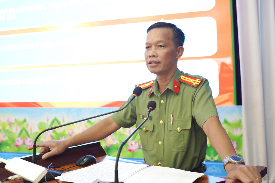 Đại tá Lý Văn Liệt - Trưởng Phòng Công tác chính trị Công an tỉnh Cà Mau, truyền đạt những nội dung cốt lõi của Thông tư số 28/2026/TT-BCA về phát ngôn và cung cấp thông tin cho báo chí trong Công an nhân dân.