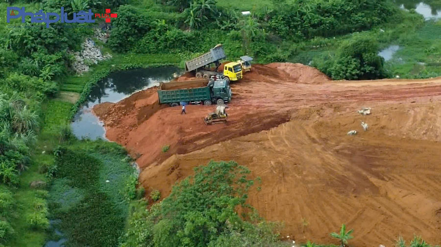 Khu vực đổ thải tại tổ 9 Hưng Thành nằm trong phương án được UBND cấp phép nhưng quá trình san lấp mặt bằng đang khiến nhiều hộ dân nơi đây bức xúc.