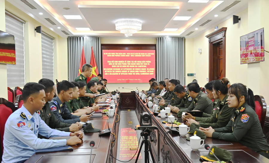 Quang cảnh buổi làm việc.