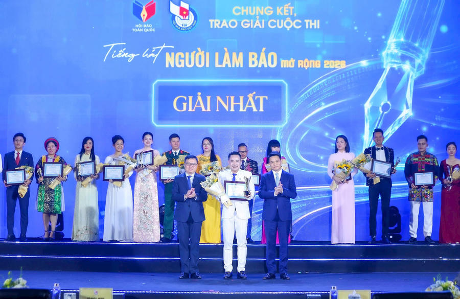 Ban Tổ chức trao giải Nhất cho tiết mục “Nghề báo tôi yêu” do Doãn Thanh Tú (Báo và Phát thanh, Truyền hình Sơn La) thể hiện.