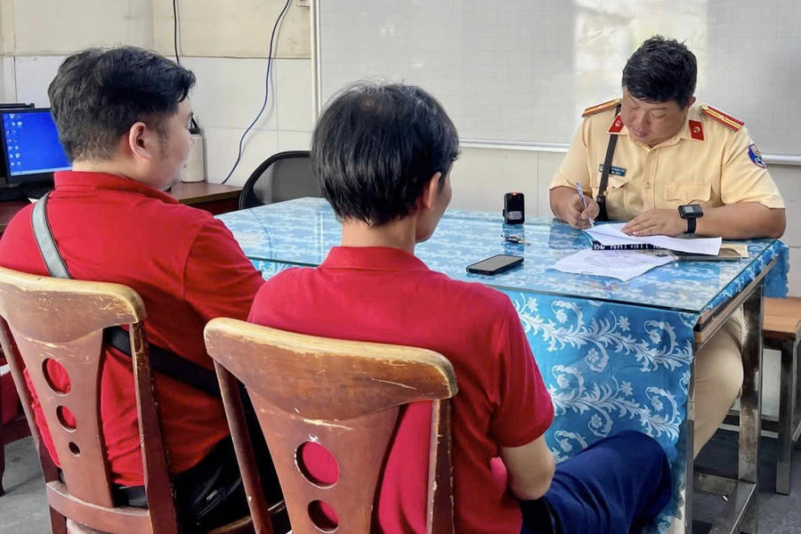CSGT TPHCM lập biên bản tài xế và chủ xe buýt 2 tầng chở Hoa hậu Hương Giang diễu hành ở trung tâm thành phố. Ảnh: Công an cung cấp.