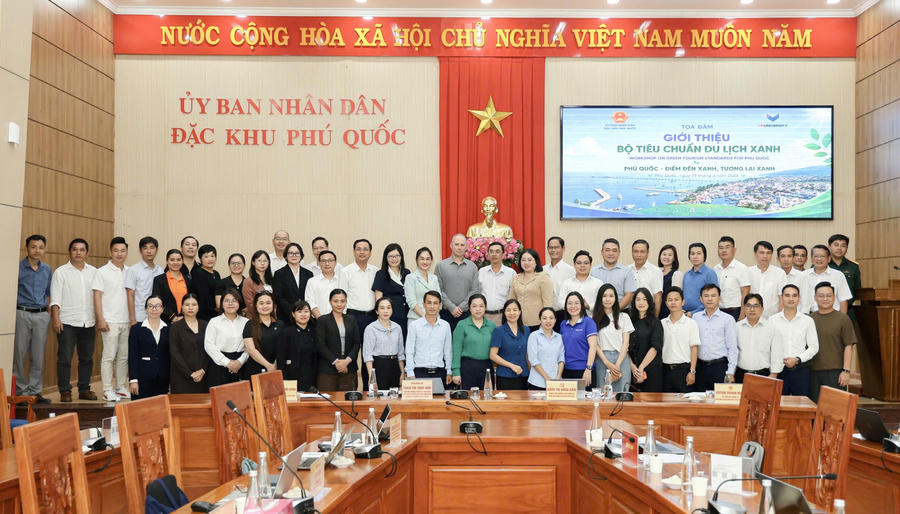 Đại biểu tham dự tọa đàm chụp ảnh lưu niệm. Đại biểu tham dự tọa đàm chụp ảnh lưu niệm.