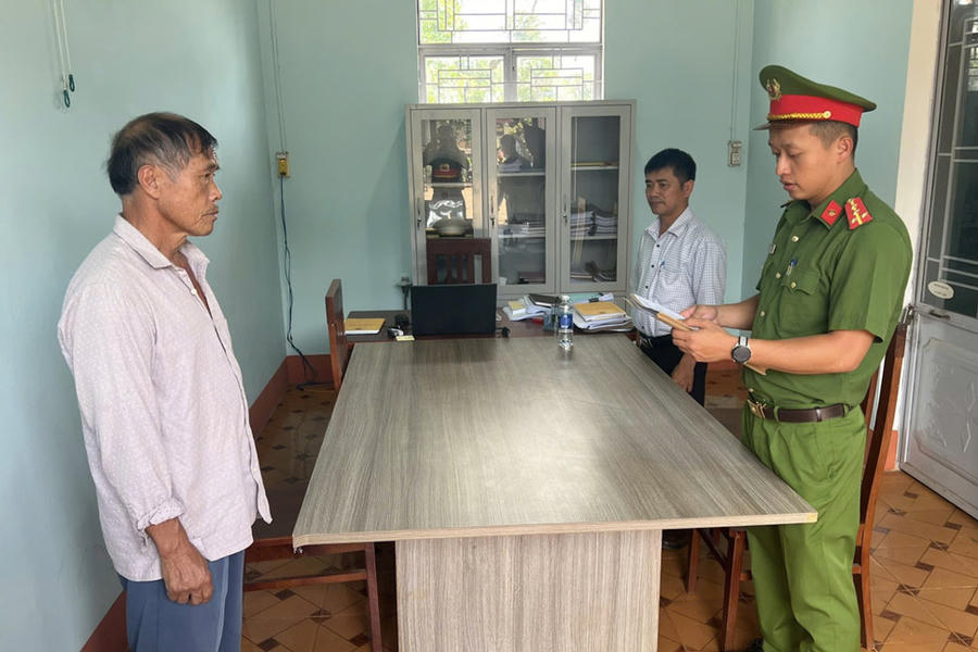 Cơ quan công an thi hành quyết định khởi tố đối với ông Tô Xuân Hồng. Ảnh: Công an cung cấp
