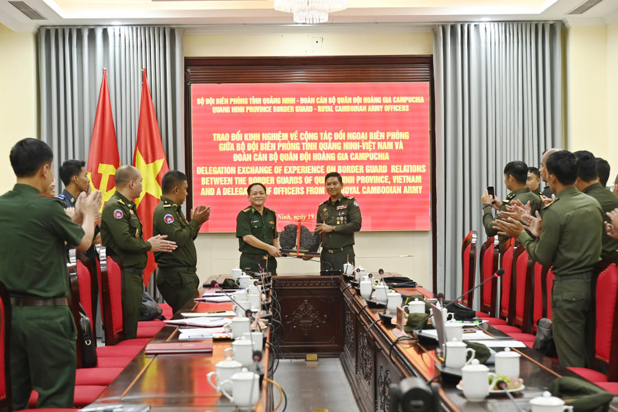 Đại tá Trần Văn Thanh, Phó chỉ huy trưởng, Tham mưu trưởng BĐBP tỉnh Quảng Ninh, tặng quà lưu niệm cho đoàn công tác. Đại tá Trần Văn Thanh, Phó chỉ huy trưởng, Tham mưu trưởng BĐBP tỉnh Quảng Ninh, tặng quà lưu niệm cho đoàn công tác.