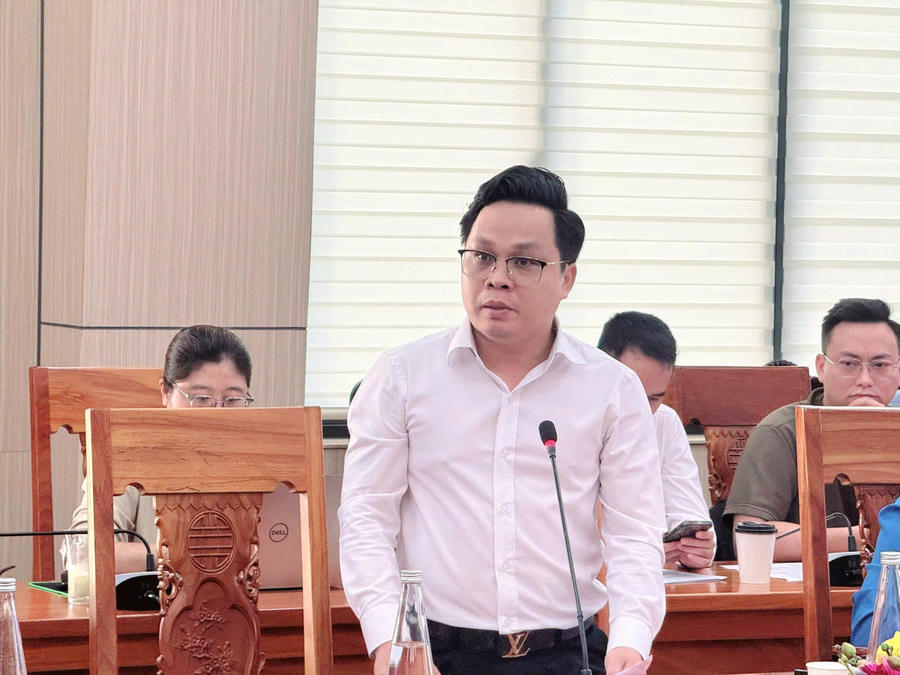 Các đại biểu đóng góp ý kiến.