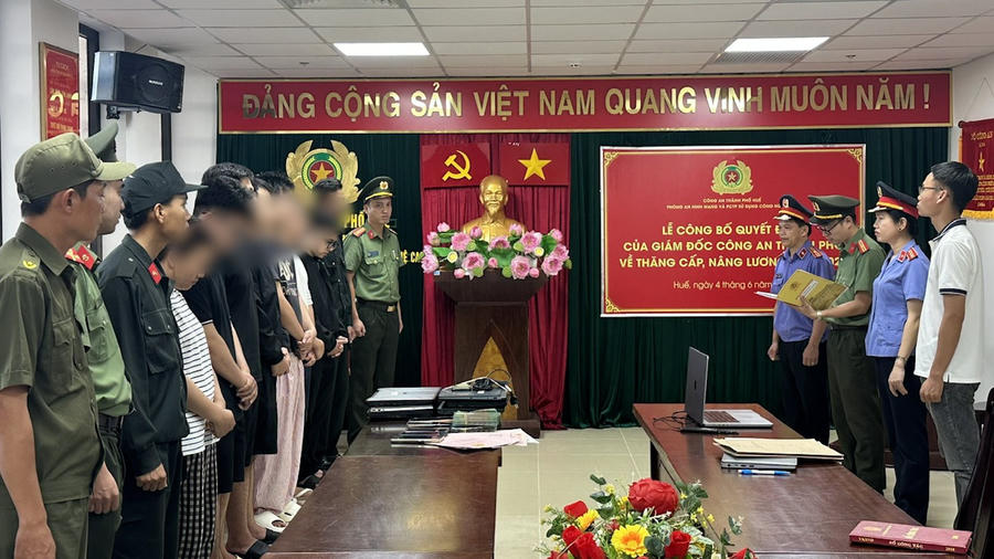 Nhóm đối tượng trong đường dây mua 22.841 thông tin thẻ thanh toán quốc tế để chiếm đoạt tiền tỉ. Ảnh: Công an TP Huế