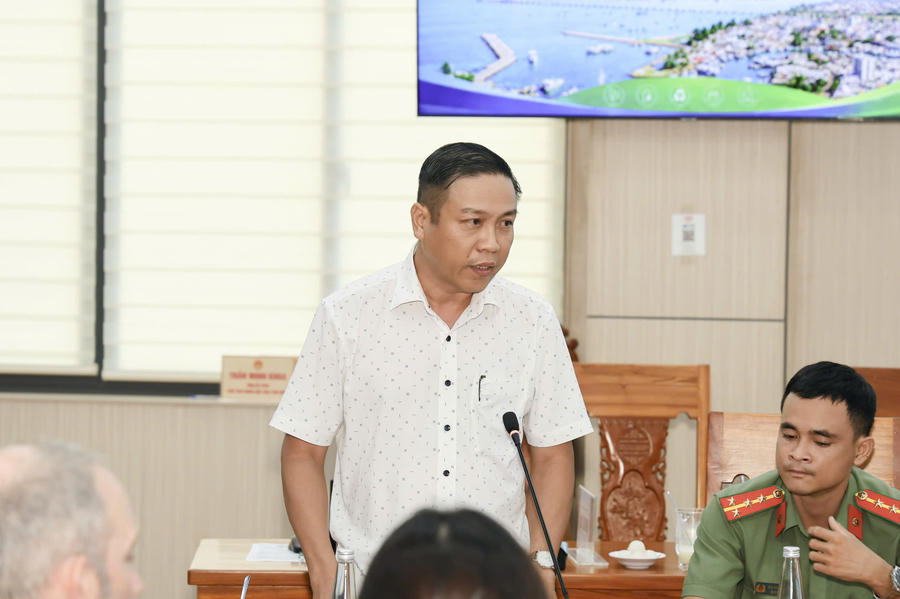 Các đại biểu đóng góp ý kiến.