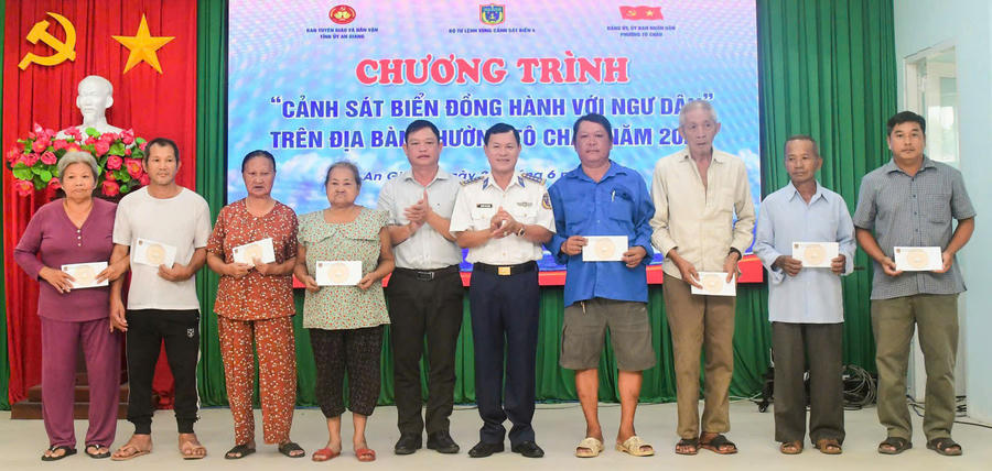 Đại tá Nguyễn Thái Dương và lãnh đạo địa phương tặng quà cho các gia đình chính sách, hộ nghèo trên địa bàn phường Tô Châu