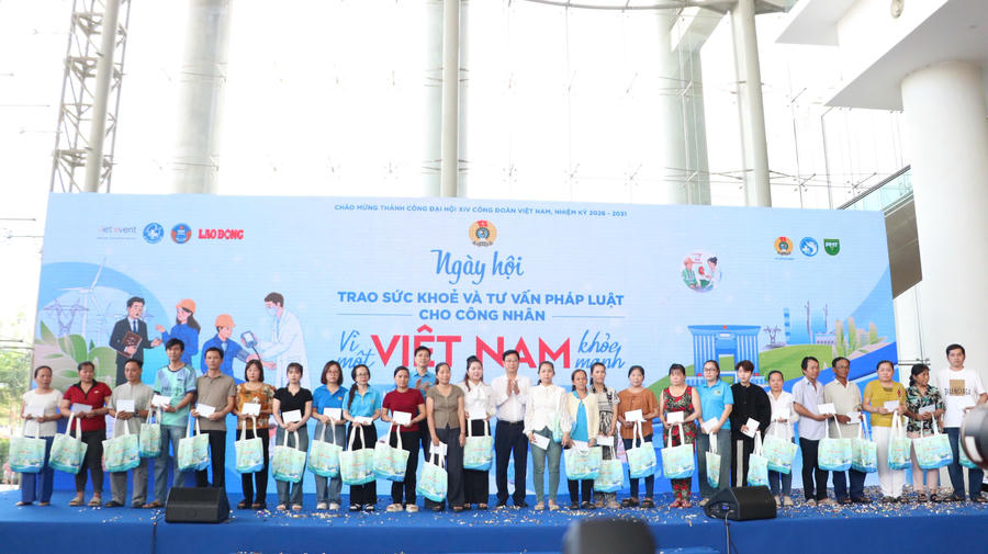 Nhiều phần quà đã được Ban tổ chức trao tặng cho những công nhân có hoàn cảnh khó khăn