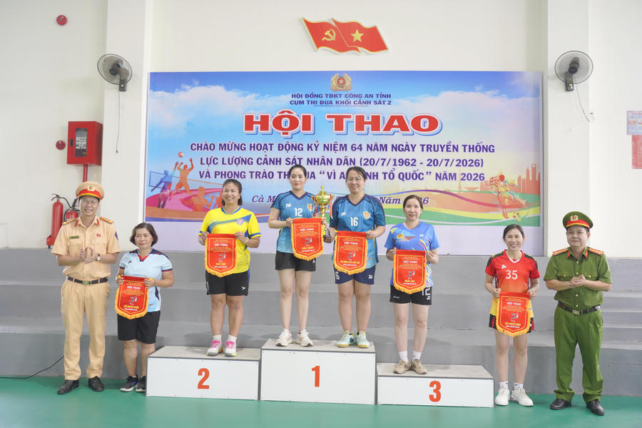 Ban Tổ chức trao giải cho các tập thể, cá nhân đạt thành tích xuất sắc môn bóng chuyền hơi nữ.