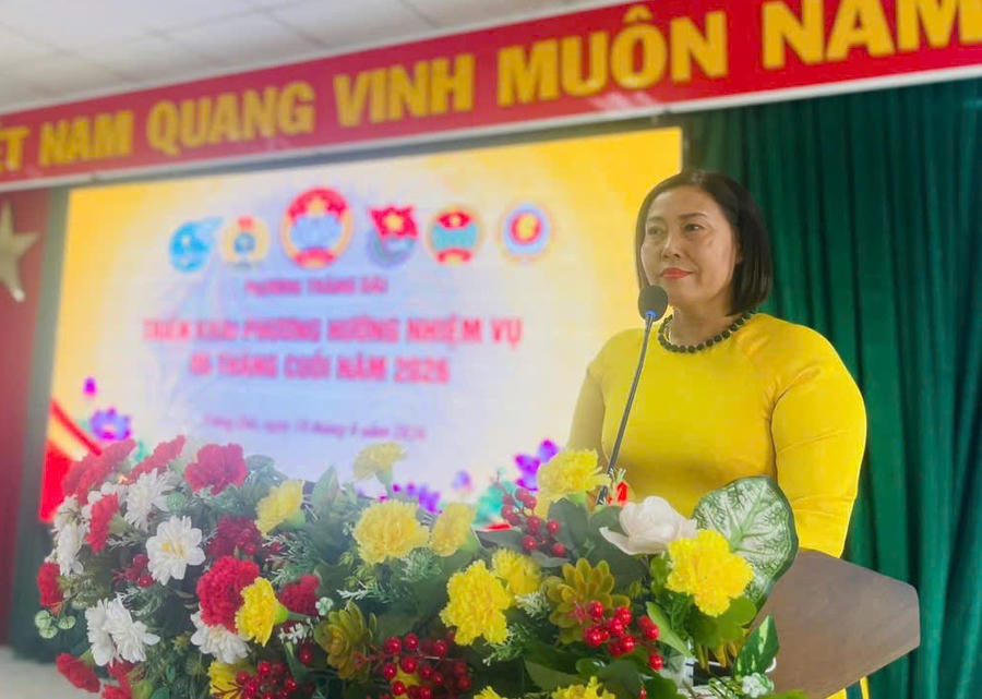 Các đại biểu trình bày báo cáo.