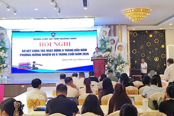 Luật sư Vũ Hữu Qúy – Chủ nhiệm Đoàn Luật sư tỉnh Quảng Ninh phát biểu tại hội nghị.