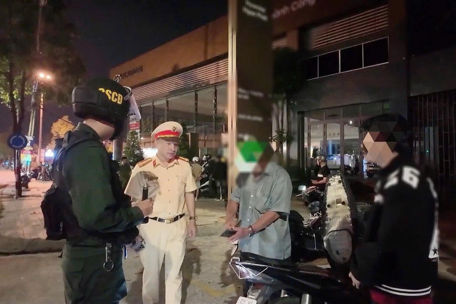 Thượng tá Lữ Thanh Trà, Phó Trưởng Phòng CSGT Công an thành phố Đồng Nai trực tiếp kiểm tra công tác tuần tra, kiểm soát trên tuyến đường Nguyễn Ái Quốc.