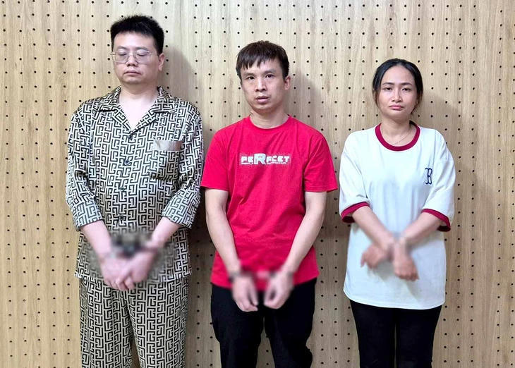 Ba đối tượng cầm đầu vụ án (từ trái qua phải): Fan HaiMing, Cao JiaLiang, Nguyễn Hồng Thảo Nhi. Ảnh Công an TP HCM