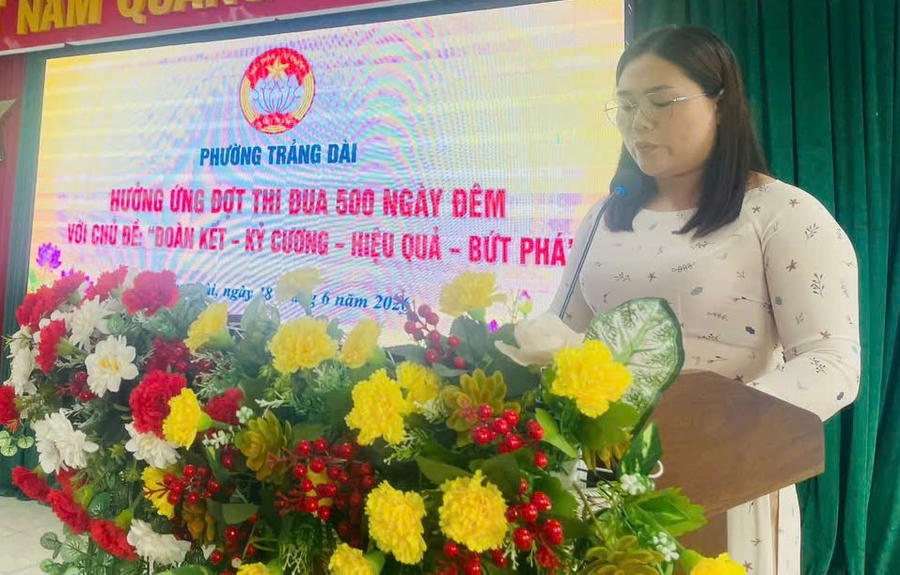Các đại biểu trình bày báo cáo.