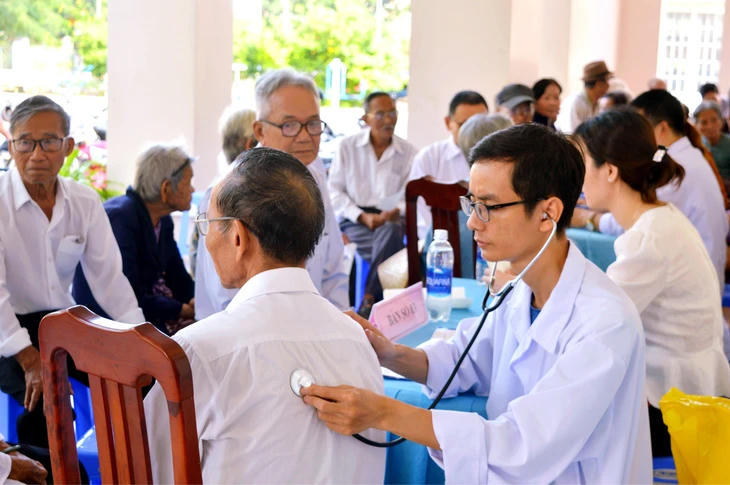 Hoạt động khám, chữa bệnh nhân đạo được điều chỉnh bởi Luật Khám bệnh, chữa bệnh năm 2023 và Nghị định số 96/2023/NĐ-CP của Chính phủ. (Ảnh minh họa Internet)